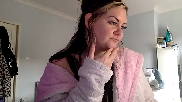 Snapshot of AureliaXOX chatting on 02/16/25, 02:21 AureliaXOX online show from 02/16/25, 02:21