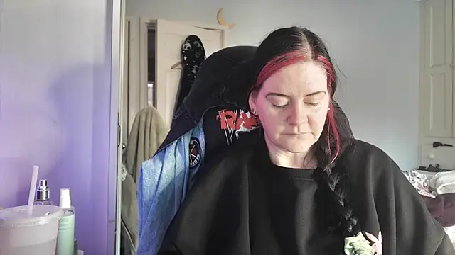 AureliaXOX online show from 11/18/25, 09:25