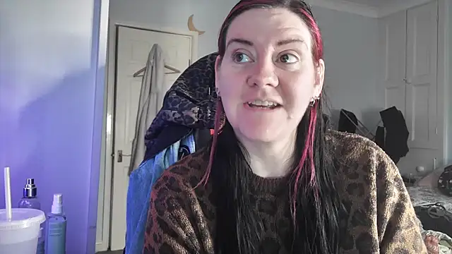 AureliaXOX online show from 11/25/25, 10:04