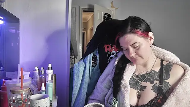 AureliaXOX online show from 12/16/25, 02:33