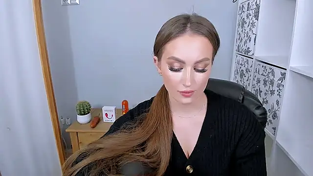 DonnaCam online show from 12/19/25, 04:36