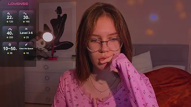 Mia Luw online show from 10/13/25, 04:45