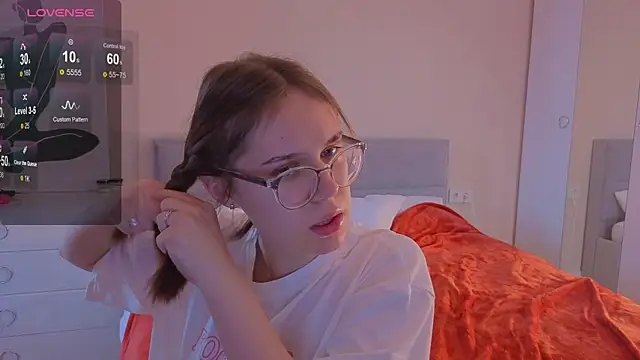 Mia Luw online show from 10/14/25, 02:56