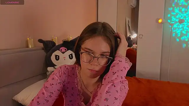 Mia Luw online show from 11/16/25, 03:06