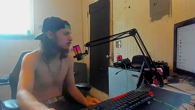 Snapshot of nuttyking2022 chatting on 02/04/25, 06:06 nuttyking2022 online show from 02/04/25, 06:06