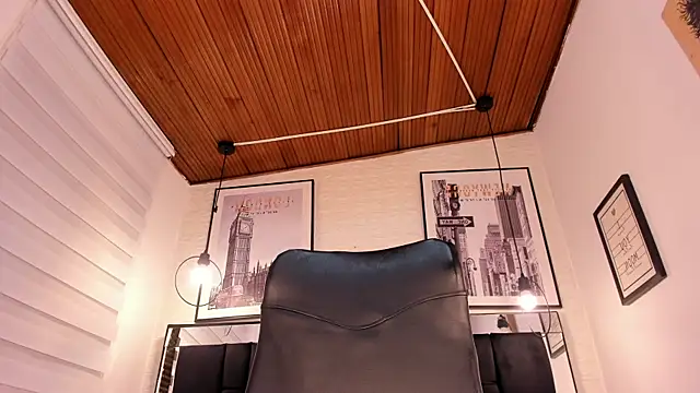 tylla  online show from 10/10/25, 04:11