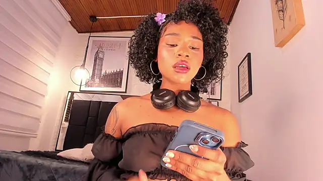 tylla  online show from 11/19/25, 02:55