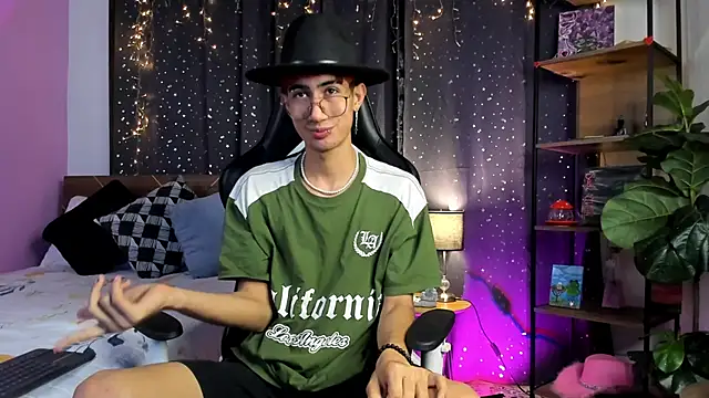 NovaaWheler online show from 03/23/25, 04:49