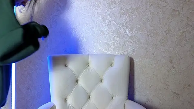 roxy riot  online show from 03/19/25, 01:32