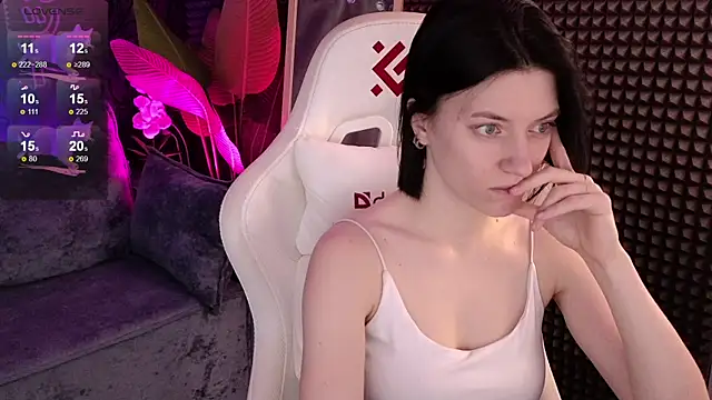 roxy riot  online show from 09/29/25, 01:33