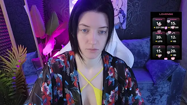 roxy riot  online show from 12/17/25, 01:22