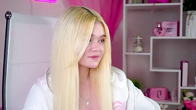 AdeleCartier online show from 04/16/26, 12:55