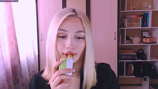 Snapshot of beauty_blonde chatting on 03/04/25, 08:35 beauty blonde online show from 03/04/25, 08:35