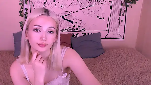 Snapshot of beauty_blonde chatting on 03/10/25, 08:48 beauty blonde online show from 03/10/25, 08:48