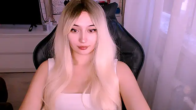 Snapshot of beauty_blonde chatting on 10/19/25, 01:17 beauty blonde online show from 10/19/25, 01:17