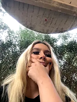 hotamanda01 online show from 11/28/25, 01:03