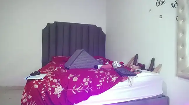 Snapshot of moree_Queen chatting on 02/12/25, 12:05 moree Queen online show from 02/12/25, 12:05