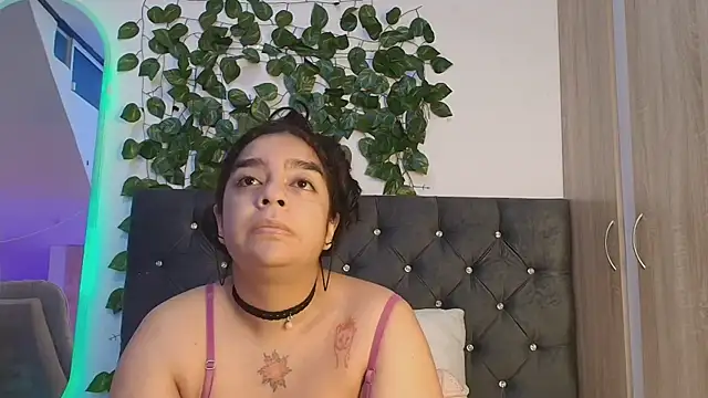 Snapshot of lauravince chatting on 06/17/26, 12:02 lauravince online show from 06/17/26, 12:02