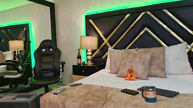 SophieWinsloow online show from 10/22/25, 01:33