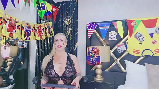 Snapshot of SophieWinsloow chatting on 06/25/26, 12:20 SophieWinsloow online show from 06/25/26, 12:20