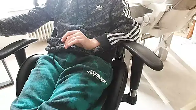 ademandjulia online show from 02/13/26, 12:01