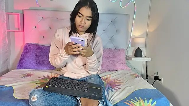 Snapshot of ariana_smiith chatting on 03/01/25, 01:18 ariana smiith online show from 03/01/25, 01:18