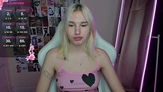 EvelinaLuu online show from 11/18/25, 01:22