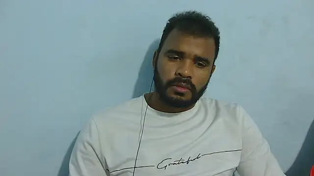 Snapshot of YOX22 chatting on 10/04/25, 11:14 YOX22 online show from 10/04/25, 11:14