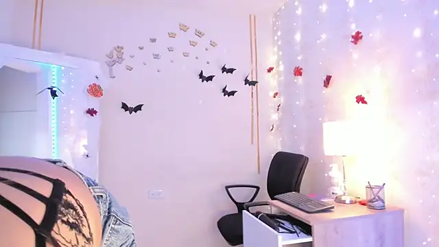 Emylyjonhs online show from 10/28/25, 08:33