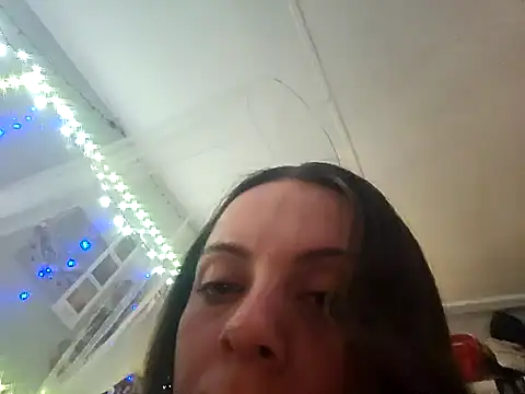 Snapshot of ShysluutGia chatting on 02/08/25, 11:33 ShysluutGia online show from 02/08/25, 11:33