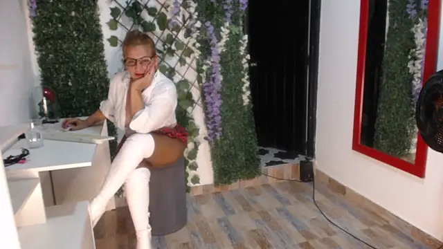 Snapshot of StephyJones1 chatting on 09/25/25, 09:18 StephyJones1 online show from 09/25/25, 09:18