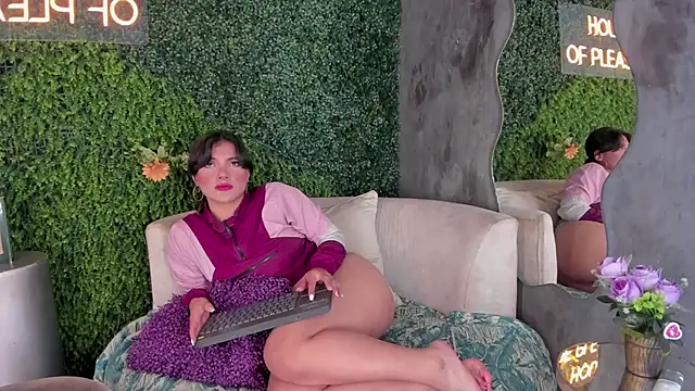 Snapshot of emmiily_z chatting on 02/17/25, 07:42 emmiily z online show from 02/17/25, 07:42