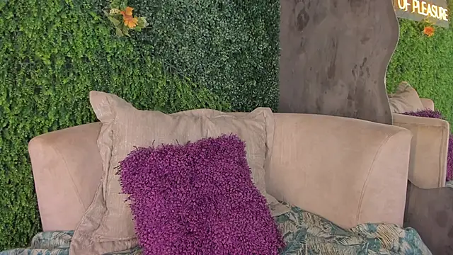 Snapshot of emmiily_z chatting on 02/26/25, 02:04 emmiily z online show from 02/26/25, 02:04