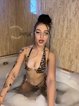 Snapshot of Foxy_Rosee chatting on 10/24/25, 01:40 Foxy Rosee online show from 10/24/25, 01:40