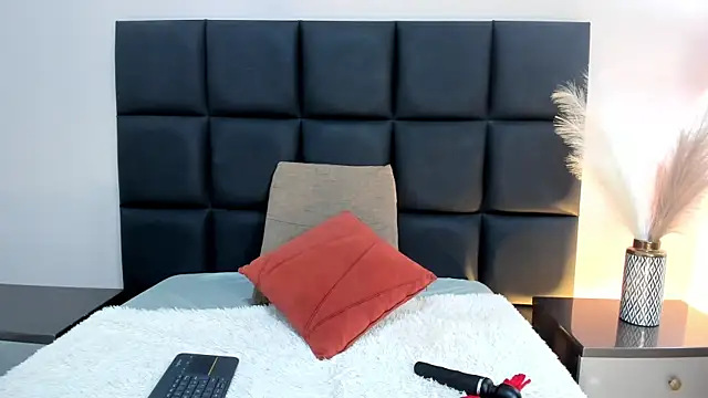 MiaHertz online show from 12/20/25, 12:45