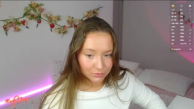 Snapshot of EmilyxxGraces chatting on 04/21/26, 01:42 EmilyxxGraces online show from 04/21/26, 01:42