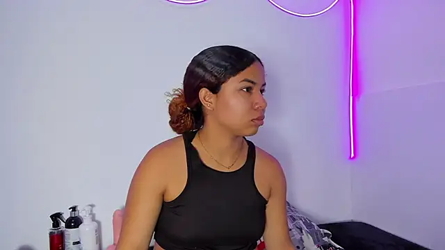 MELINAMARTINS online show from 02/04/26, 08:47