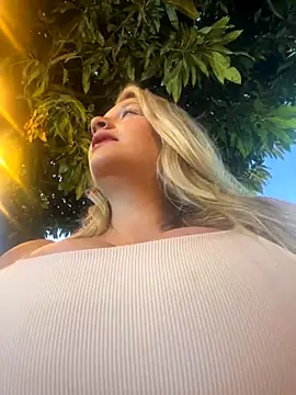 Snapshot of aurora_coldd chatting on 10/29/25, 10:55 aurora coldd online show from 10/29/25, 10:55