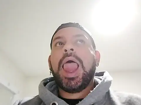 Snapshot of tonyglams chatting on 02/20/25, 10:37 tonyglams online show from 02/20/25, 10:37