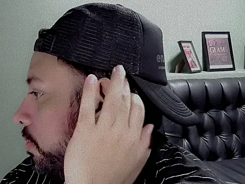 Snapshot of tonyglams chatting on 10/08/25, 02:47 tonyglams online show from 10/08/25, 02:47