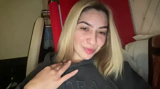 Snapshot of sarrah_rossy chatting on 02/19/25, 07:38 sarrah rossy online show from 02/19/25, 07:38