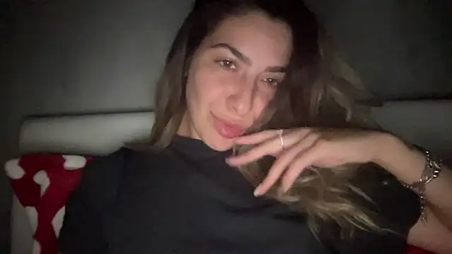 Snapshot of sarrah_rossy chatting on 10/31/25, 09:27 sarrah rossy online show from 10/31/25, 09:27