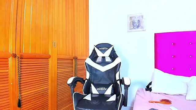 Snapshot of angel_starxx chatting on 02/20/25, 03:41 angel starxx online show from 02/20/25, 03:41