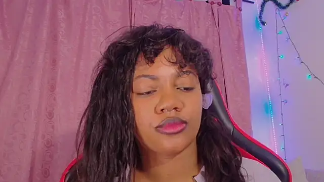 Snapshot of Daphnewalker__ chatting on 12/19/25, 10:55 Daphnewalker online show from 12/19/25, 10:55