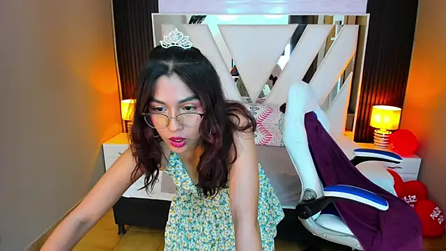 Snapshot of Cristin_Petite chatting on 02/18/25, 09:42 Cristin Petite online show from 02/18/25, 09:42
