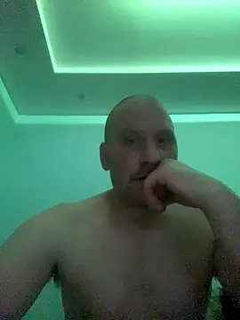 Krzysiekg123 online show from 12/15/25, 09:52