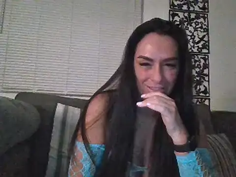 Snapshot of Layla_Gilf_Mae chatting on 03/01/25, 10:31 Layla Gilf Mae online show from 03/01/25, 10:31