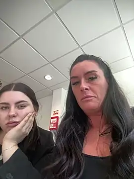 Snapshot of Layla_Gilf_Mae chatting on 03/20/25, 03:04 Layla Gilf Mae online show from 03/20/25, 03:04