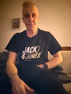 Snapshot of Teemu chatting on 03/25/26, 02:17 Teemu online show from 03/25/26, 02:17