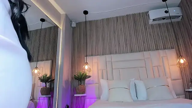 MelanieHillss online show from 10/04/25, 04:43